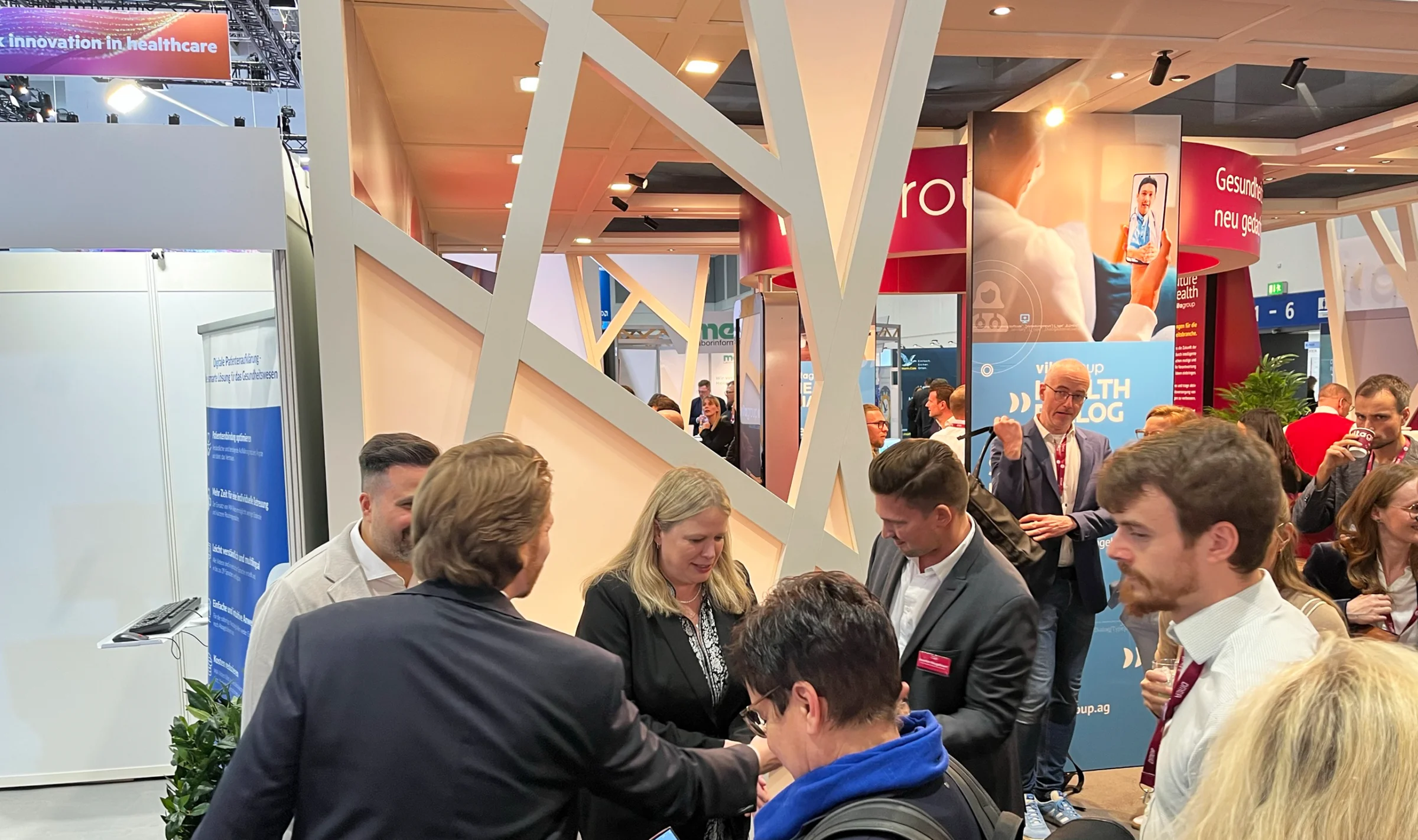 Messebesucher am Stand der HIP