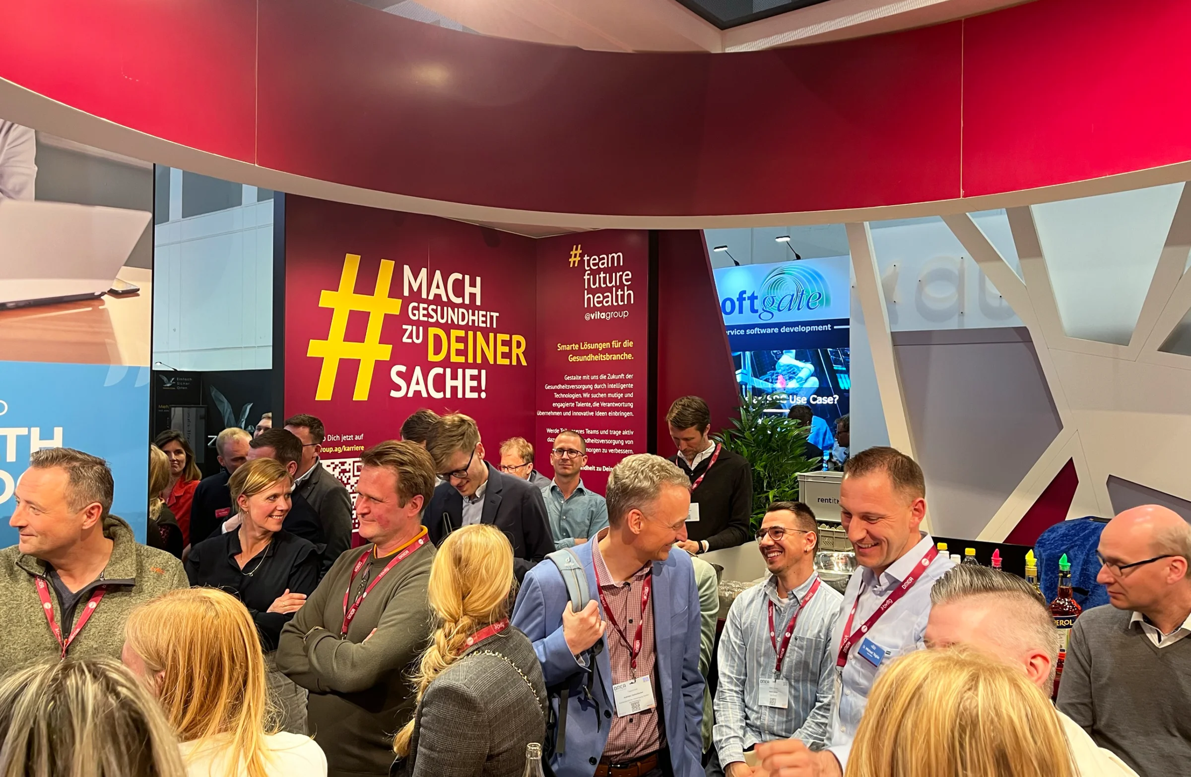 KundInnen und Partnerinnen beim Abendevent der DMEA 2025