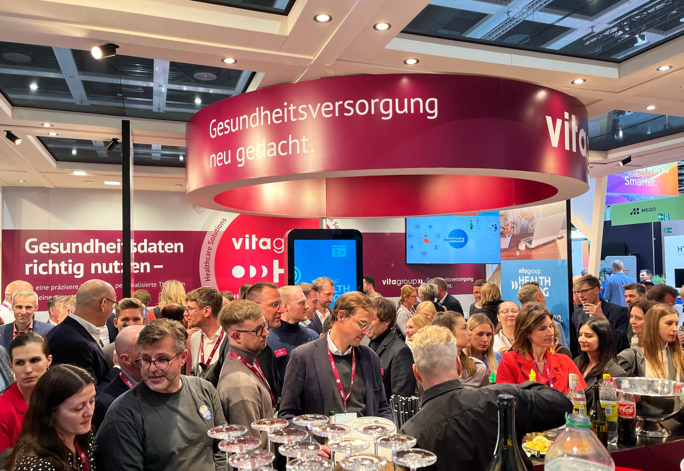 KundInnen und Partnerinnen beim Abendevent der DMEA 2025