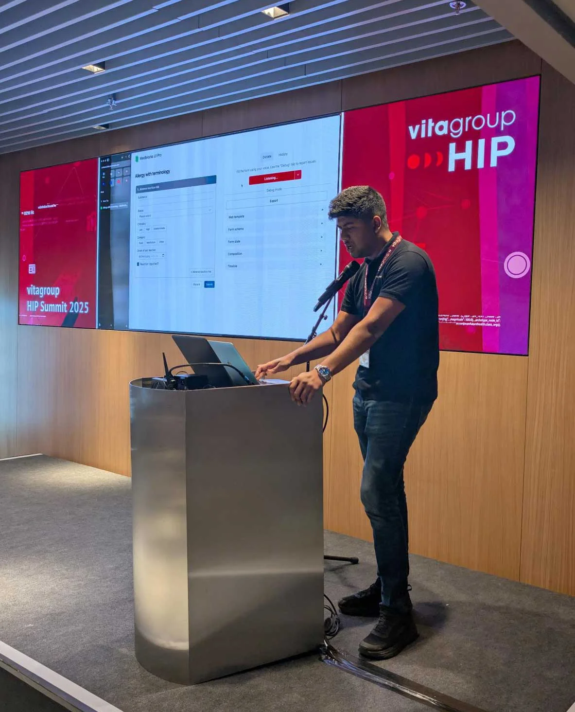 Mann auf Bühne hält Vortrag über vitagroup auf der HIP Summit 2025