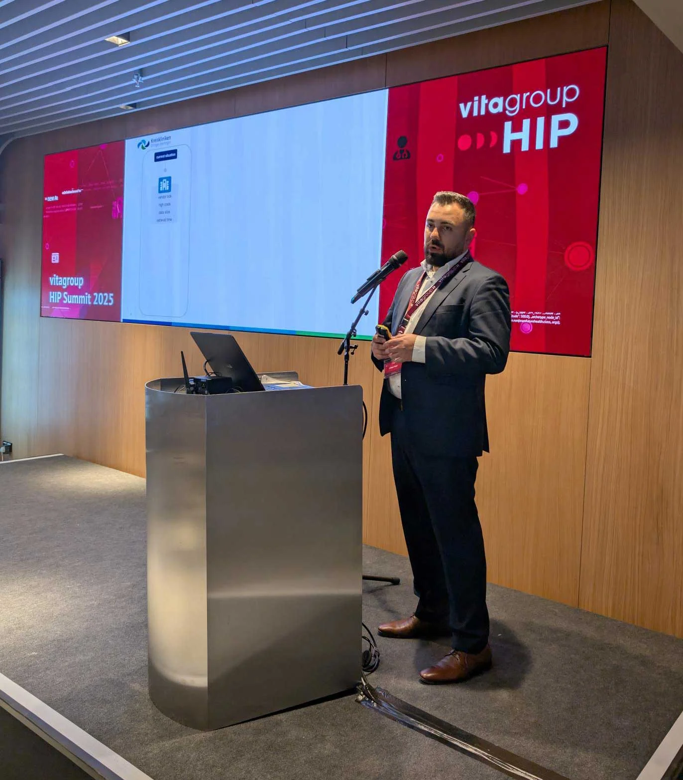 Mann auf Bühne hält Vortrag über vitagroup auf der HIP Summit 2025