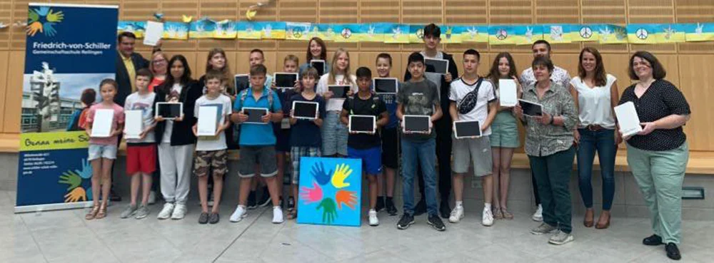Schulklasse mit den von der vitagroup gespendeten Tablets